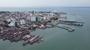 Georgetown, Penang Malezya - 13 Mayıs 2022: Georgetown Penang Klanı Jetties, Malezya. Penang Çin topluluğunun farklı klanları tarafından deniz kıyısında tahta kalelere inşa edilmiş ahşap köyler..