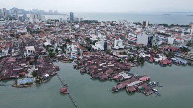 Georgetown, Penang Malezya - 13 Mayıs 2022: Georgetown Penang Klanı Jetties, Malezya. Penang Çin topluluğunun farklı klanları tarafından deniz kıyısında tahta kalelere inşa edilmiş ahşap köyler..