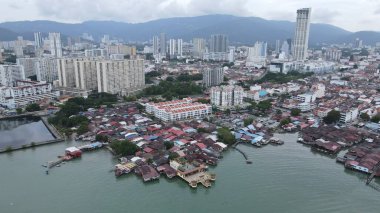 Georgetown, Penang Malezya - 13 Mayıs 2022: Georgetown Penang Klanı Jetties, Malezya. Penang Çin topluluğunun farklı klanları tarafından deniz kıyısında tahta kalelere inşa edilmiş ahşap köyler..