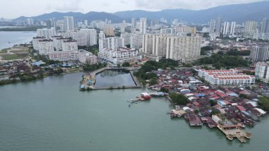 Georgetown, Penang Malezya - 13 Mayıs 2022: Georgetown Penang Klanı Jetties, Malezya. Penang Çin topluluğunun farklı klanları tarafından deniz kıyısında tahta kalelere inşa edilmiş ahşap köyler..