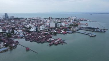 Georgetown, Penang Malezya - 13 Mayıs 2022: Georgetown Penang Klanı Jetties, Malezya. Penang Çin topluluğunun farklı klanları tarafından deniz kıyısında tahta kalelere inşa edilmiş ahşap köyler..