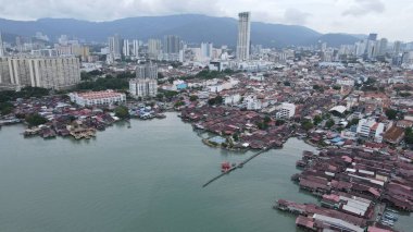 Georgetown, Penang Malezya - 13 Mayıs 2022: Georgetown Penang Klanı Jetties, Malezya. Penang Çin topluluğunun farklı klanları tarafından deniz kıyısında tahta kalelere inşa edilmiş ahşap köyler..