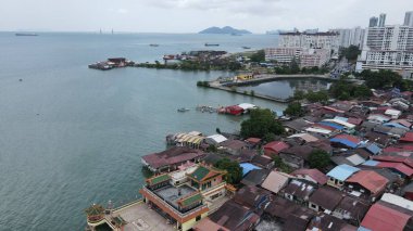 Georgetown, Penang Malezya - 13 Mayıs 2022: Georgetown Penang Klanı Jetties, Malezya. Penang Çin topluluğunun farklı klanları tarafından deniz kıyısında tahta kalelere inşa edilmiş ahşap köyler..