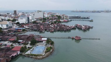 Georgetown, Penang Malezya - 13 Mayıs 2022: Georgetown Penang Klanı Jetties, Malezya. Penang Çin topluluğunun farklı klanları tarafından deniz kıyısında tahta kalelere inşa edilmiş ahşap köyler..