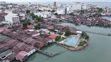 Georgetown, Penang Malezya - 13 Mayıs 2022: Georgetown Penang Klanı Jetties, Malezya. Penang Çin topluluğunun farklı klanları tarafından deniz kıyısında tahta kalelere inşa edilmiş ahşap köyler..