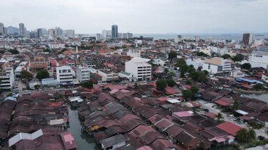 Georgetown, Penang Malezya - 13 Mayıs 2022: Georgetown Penang Klanı Jetties, Malezya. Penang Çin topluluğunun farklı klanları tarafından deniz kıyısında tahta kalelere inşa edilmiş ahşap köyler..