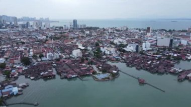 Georgetown, Penang Malezya - 13 Mayıs 2022: Georgetown Penang Klanı Jetties, Malezya. Penang Çin topluluğunun farklı klanları tarafından deniz kıyısında tahta kalelere inşa edilmiş ahşap köyler..