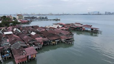 Georgetown, Penang Malezya - 13 Mayıs 2022: Georgetown Penang Klanı Jetties, Malezya. Penang Çin topluluğunun farklı klanları tarafından deniz kıyısında tahta kalelere inşa edilmiş ahşap köyler..