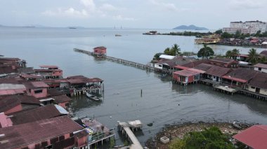 Georgetown, Penang Malezya - 13 Mayıs 2022: Georgetown Penang Klanı Jetties, Malezya. Penang Çin topluluğunun farklı klanları tarafından deniz kıyısında tahta kalelere inşa edilmiş ahşap köyler..