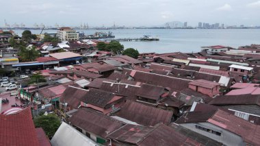 Georgetown, Penang Malezya - 13 Mayıs 2022: Georgetown Penang Klanı Jetties, Malezya. Penang Çin topluluğunun farklı klanları tarafından deniz kıyısında tahta kalelere inşa edilmiş ahşap köyler..