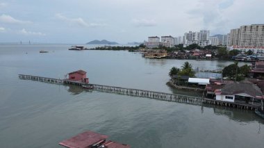 Georgetown, Penang Malezya - 13 Mayıs 2022: Georgetown Penang Klanı Jetties, Malezya. Penang Çin topluluğunun farklı klanları tarafından deniz kıyısında tahta kalelere inşa edilmiş ahşap köyler..