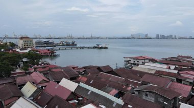 Georgetown, Penang Malezya - 13 Mayıs 2022: Georgetown Penang Klanı Jetties, Malezya. Penang Çin topluluğunun farklı klanları tarafından deniz kıyısında tahta kalelere inşa edilmiş ahşap köyler..