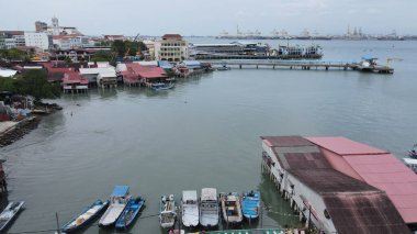 Georgetown, Penang Malezya - 13 Mayıs 2022: Georgetown Penang Klanı Jetties, Malezya. Penang Çin topluluğunun farklı klanları tarafından deniz kıyısında tahta kalelere inşa edilmiş ahşap köyler..