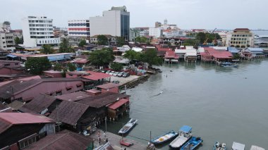 Georgetown, Penang Malezya - 13 Mayıs 2022: Georgetown Penang Klanı Jetties, Malezya. Penang Çin topluluğunun farklı klanları tarafından deniz kıyısında tahta kalelere inşa edilmiş ahşap köyler..