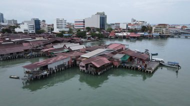 Georgetown, Penang Malezya - 13 Mayıs 2022: Georgetown Penang Klanı Jetties, Malezya. Penang Çin topluluğunun farklı klanları tarafından deniz kıyısında tahta kalelere inşa edilmiş ahşap köyler..