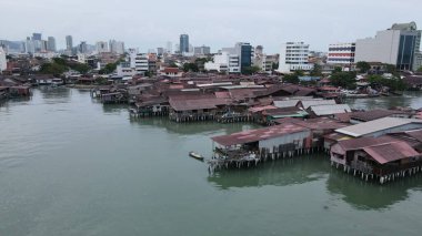Georgetown, Penang Malezya - 13 Mayıs 2022: Georgetown Penang Klanı Jetties, Malezya. Penang Çin topluluğunun farklı klanları tarafından deniz kıyısında tahta kalelere inşa edilmiş ahşap köyler..