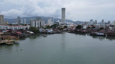Georgetown, Penang Malezya - 13 Mayıs 2022: Georgetown Penang Klanı Jetties, Malezya. Penang Çin topluluğunun farklı klanları tarafından deniz kıyısında tahta kalelere inşa edilmiş ahşap köyler..