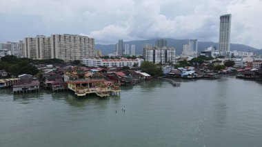 Georgetown, Penang Malezya - 13 Mayıs 2022: Georgetown Penang Klanı Jetties, Malezya. Penang Çin topluluğunun farklı klanları tarafından deniz kıyısında tahta kalelere inşa edilmiş ahşap köyler..