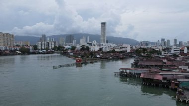 Georgetown, Penang Malezya - 13 Mayıs 2022: Georgetown Penang Klanı Jetties, Malezya. Penang Çin topluluğunun farklı klanları tarafından deniz kıyısında tahta kalelere inşa edilmiş ahşap köyler..