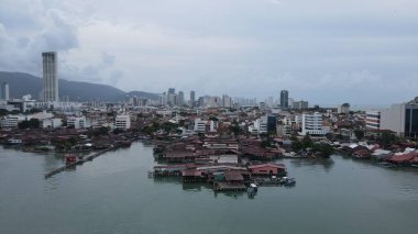 Georgetown, Penang Malezya - 13 Mayıs 2022: Georgetown Penang Klanı Jetties, Malezya. Penang Çin topluluğunun farklı klanları tarafından deniz kıyısında tahta kalelere inşa edilmiş ahşap köyler..