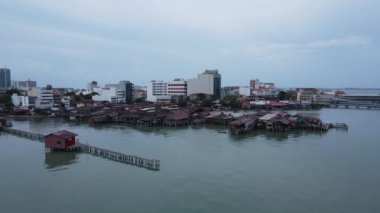 Georgetown, Penang Malezya - 13 Mayıs 2022: Georgetown Penang Klanı Jetties, Malezya. Penang Çin topluluğunun farklı klanları tarafından deniz kıyısında tahta kalelere inşa edilmiş ahşap köyler..