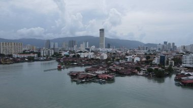 Georgetown, Penang Malezya - 13 Mayıs 2022: Georgetown Penang Klanı Jetties, Malezya. Penang Çin topluluğunun farklı klanları tarafından deniz kıyısında tahta kalelere inşa edilmiş ahşap köyler..