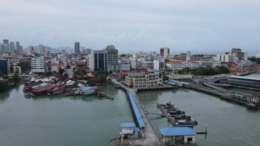 Georgetown, Penang Malezya - 13 Mayıs 2022: Georgetown Penang Klanı Jetties, Malezya. Penang Çin topluluğunun farklı klanları tarafından deniz kıyısında tahta kalelere inşa edilmiş ahşap köyler..