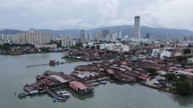 Georgetown, Penang Malezya - 13 Mayıs 2022: Georgetown Penang Klanı Jetties, Malezya. Penang Çin topluluğunun farklı klanları tarafından deniz kıyısında tahta kalelere inşa edilmiş ahşap köyler..
