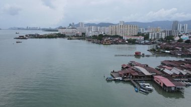 Georgetown, Penang Malezya - 13 Mayıs 2022: Georgetown Penang Klanı Jetties, Malezya. Penang Çin topluluğunun farklı klanları tarafından deniz kıyısında tahta kalelere inşa edilmiş ahşap köyler..