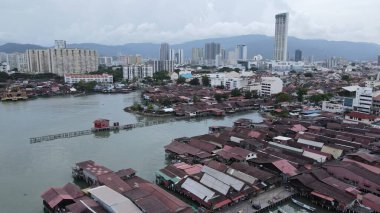 Georgetown, Penang Malezya - 13 Mayıs 2022: Georgetown Penang Klanı Jetties, Malezya. Penang Çin topluluğunun farklı klanları tarafından deniz kıyısında tahta kalelere inşa edilmiş ahşap köyler..