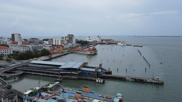 Georgetown, Penang Malezya - 13 Mayıs 2022: Georgetown Penang Klanı Jetties, Malezya. Penang Çin topluluğunun farklı klanları tarafından deniz kıyısında tahta kalelere inşa edilmiş ahşap köyler..