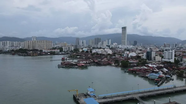 Georgetown, Penang Malezya - 13 Mayıs 2022: Georgetown Penang Klanı Jetties, Malezya. Penang Çin topluluğunun farklı klanları tarafından deniz kıyısında tahta kalelere inşa edilmiş ahşap köyler..