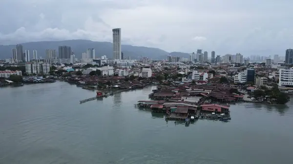 Georgetown, Penang Malezya - 13 Mayıs 2022: Georgetown Penang Klanı Jetties, Malezya. Penang Çin topluluğunun farklı klanları tarafından deniz kıyısında tahta kalelere inşa edilmiş ahşap köyler..