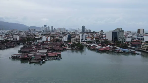 Georgetown, Penang Malezya - 13 Mayıs 2022: Georgetown Penang Klanı Jetties, Malezya. Penang Çin topluluğunun farklı klanları tarafından deniz kıyısında tahta kalelere inşa edilmiş ahşap köyler..