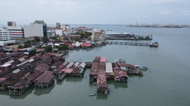 Georgetown, Penang Malezya - 13 Mayıs 2022: Georgetown Penang Klanı Jetties, Malezya. Penang Çin topluluğunun farklı klanları tarafından deniz kıyısında tahta kalelere inşa edilmiş ahşap köyler..