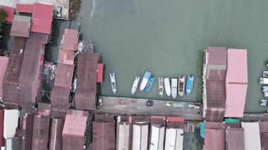 Georgetown, Penang Malezya - 13 Mayıs 2022: Georgetown Penang Klanı Jetties, Malezya. Penang Çin topluluğunun farklı klanları tarafından deniz kıyısında tahta kalelere inşa edilmiş ahşap köyler..