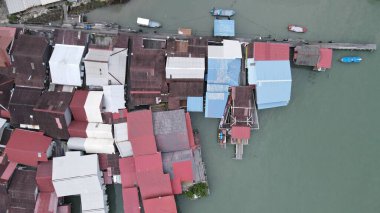 Georgetown, Penang Malezya - 13 Mayıs 2022: Georgetown Penang Klanı Jetties, Malezya. Penang Çin topluluğunun farklı klanları tarafından deniz kıyısında tahta kalelere inşa edilmiş ahşap köyler..