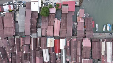 Georgetown, Penang Malezya - 13 Mayıs 2022: Georgetown Penang Klanı Jetties, Malezya. Penang Çin topluluğunun farklı klanları tarafından deniz kıyısında tahta kalelere inşa edilmiş ahşap köyler..