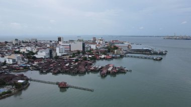 Georgetown, Penang Malezya - 13 Mayıs 2022: Georgetown Penang Klanı Jetties, Malezya. Penang Çin topluluğunun farklı klanları tarafından deniz kıyısında tahta kalelere inşa edilmiş ahşap köyler..