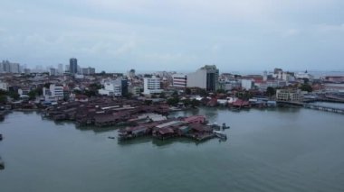 Georgetown, Penang Malezya - 13 Mayıs 2022: Georgetown Penang Klanı Jetties, Malezya. Penang Çin topluluğunun farklı klanları tarafından deniz kıyısında tahta kalelere inşa edilmiş ahşap köyler..
