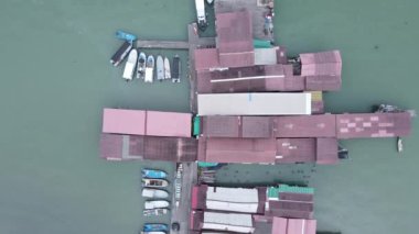 Georgetown, Penang Malezya - 13 Mayıs 2022: Georgetown Penang Klanı Jetties, Malezya. Penang Çin topluluğunun farklı klanları tarafından deniz kıyısında tahta kalelere inşa edilmiş ahşap köyler..