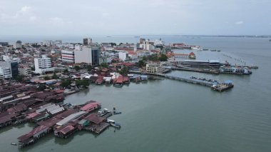 Georgetown, Penang Malezya - 13 Mayıs 2022: Georgetown Penang Klanı Jetties, Malezya. Penang Çin topluluğunun farklı klanları tarafından deniz kıyısında tahta kalelere inşa edilmiş ahşap köyler..
