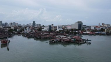 Georgetown, Penang Malezya - 13 Mayıs 2022: Georgetown Penang Klanı Jetties, Malezya. Penang Çin topluluğunun farklı klanları tarafından deniz kıyısında tahta kalelere inşa edilmiş ahşap köyler..