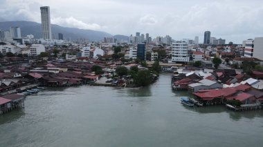 Georgetown, Penang Malezya - 13 Mayıs 2022: Georgetown Penang Klanı Jetties, Malezya. Penang Çin topluluğunun farklı klanları tarafından deniz kıyısında tahta kalelere inşa edilmiş ahşap köyler..