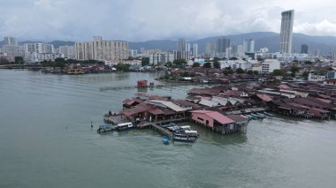 Georgetown, Penang Malezya - 13 Mayıs 2022: Georgetown Penang Klanı Jetties, Malezya. Penang Çin topluluğunun farklı klanları tarafından deniz kıyısında tahta kalelere inşa edilmiş ahşap köyler..