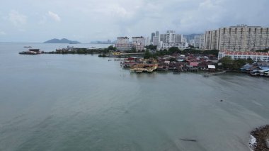 Georgetown, Penang Malezya - 13 Mayıs 2022: Georgetown Penang Klanı Jetties, Malezya. Penang Çin topluluğunun farklı klanları tarafından deniz kıyısında tahta kalelere inşa edilmiş ahşap köyler..