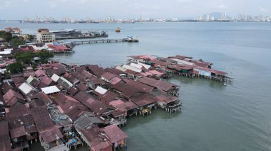 Georgetown, Penang Malezya - 13 Mayıs 2022: Georgetown Penang Klanı Jetties, Malezya. Penang Çin topluluğunun farklı klanları tarafından deniz kıyısında tahta kalelere inşa edilmiş ahşap köyler..