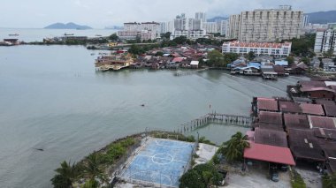 Georgetown, Penang Malezya - 13 Mayıs 2022: Georgetown Penang Klanı Jetties, Malezya. Penang Çin topluluğunun farklı klanları tarafından deniz kıyısında tahta kalelere inşa edilmiş ahşap köyler..