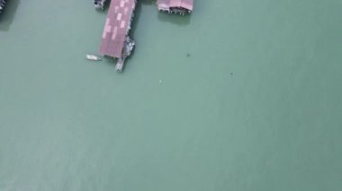 Georgetown, Penang Malezya - 13 Mayıs 2022: Georgetown Penang Klanı Jetties, Malezya. Penang Çin topluluğunun farklı klanları tarafından deniz kıyısında tahta kalelere inşa edilmiş ahşap köyler..