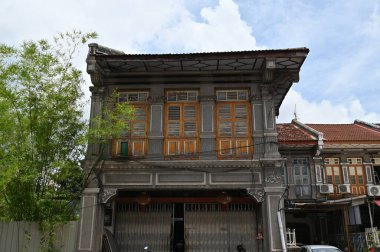 Georgetown, Penang Malezya - 13 Mayıs 2022: Georgetown Penang Klanı Jetties, Malezya. Penang Çin topluluğunun farklı klanları tarafından deniz kıyısında tahta kalelere inşa edilmiş ahşap köyler..